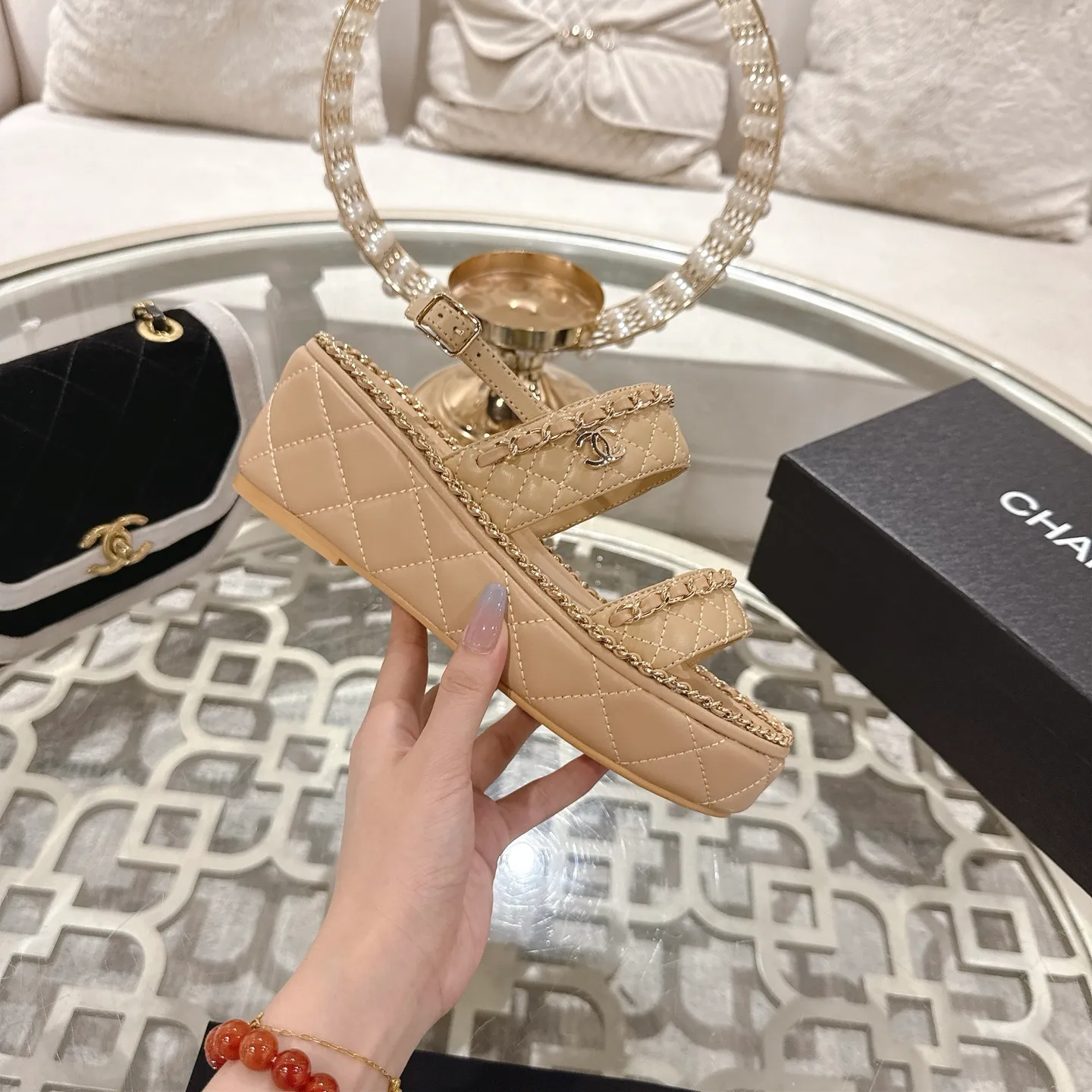 👟👟Ex-factory price 600👟👟 𝐂𝐇𝐀𝐍𝐄𝐋 | Xiaoxiang 25𝐬𝐬 🦋2025 Spring and Summer New Products Counter Classic Xiaoxiang Double C Diamond Chain Slippers Series New〰 🍬 The absolute best in the BS fashion circle. Matching will perform meticulously Minimalist, classic elements that will never fade away 💋 Show unique dressing style, too beautiful to say anything. A must-have for summer... Upper: Original high-customized lambskin Lining: Imported mixed sheepskin lining Outsole: Original molded non-slip outsole Shoe size: 35-39 (34.40.41.42 customization is not returnable)